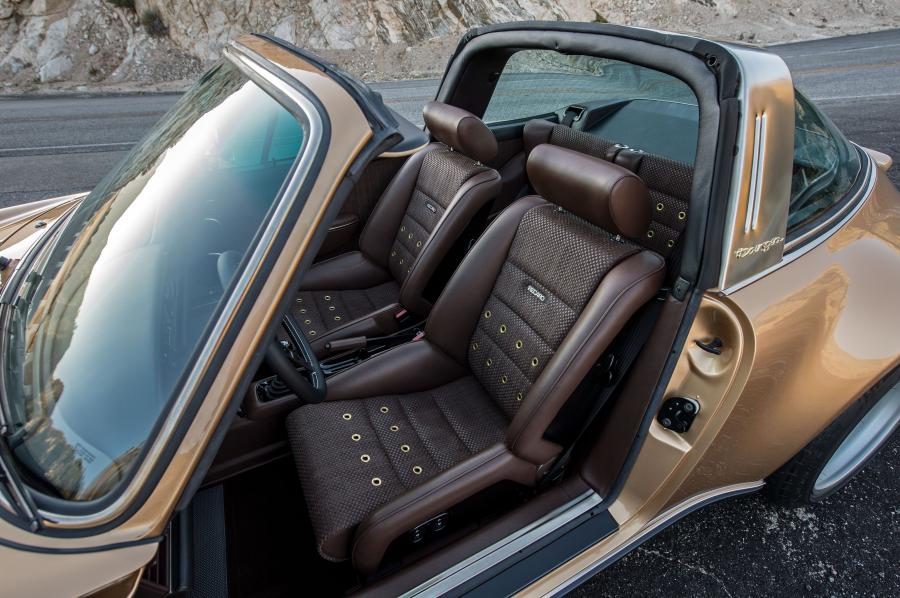 Интерьер Porsche 911 Targa by Singer 2015 года  (фото 6 из 26)